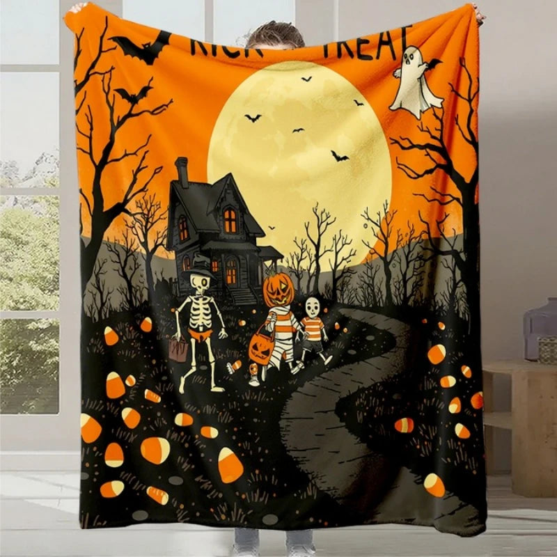 Une soirée d'Halloween effrayante avec une maison hantée, des citrouilles et des squelettes dans un paysage nocturne sous la lune.