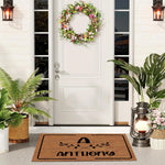 tapis d'entrée marron clair lettre feuilles stylisées texte ANTHONY moderne minimaliste