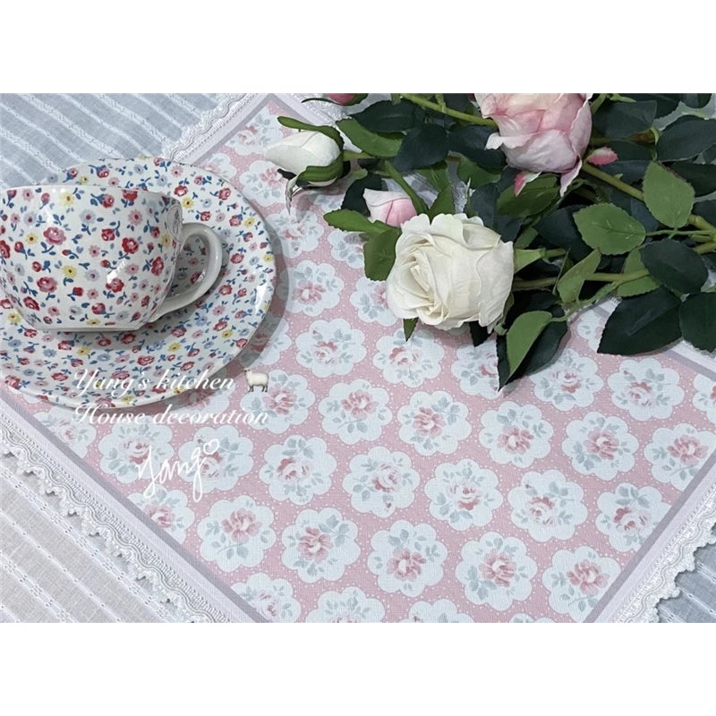 serviettes table rectangulaires fleurs roses classiques blanc rose pâle beige bleu clair bordure dentelée