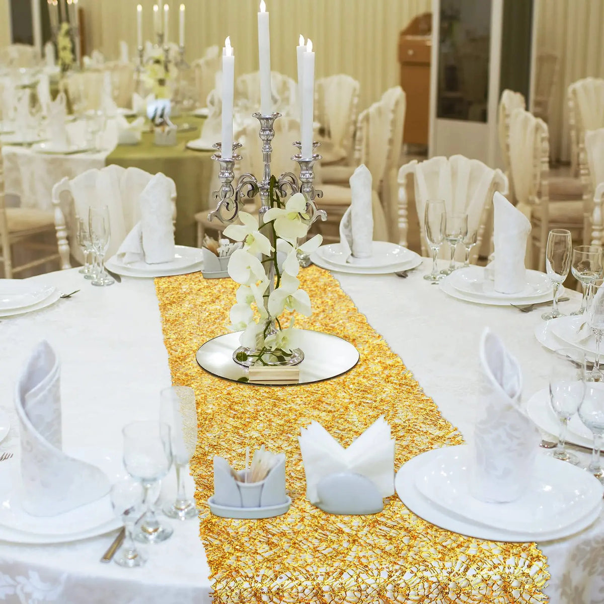 tableau decoratif tissage or blanc vert transparent festif assiettes verres bougies fleurs plantes serviettes