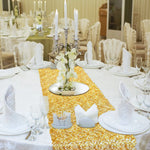 tableau decoratif tissage or blanc vert transparent festif assiettes verres bougies fleurs plantes serviettes