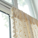rideau fleuri vintage coton semi transparent pompons beige clair décoration romantique