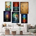 Assortiment de symboles et illustrations sur les énergies et chakras, avec des canapés, tables et chaises dans un environnement intérieur épuré.
