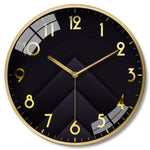 Détail des aiguilles de l'horloge murale noire