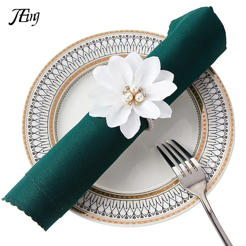 anneaux serviette fleurs blanches dorées classique rouge vert blanc mariage banquet dîner