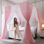 Lit baldaquin élégant et romantique avec rideaux roses et blancs dans une chambre lumineuse et spacieuse.