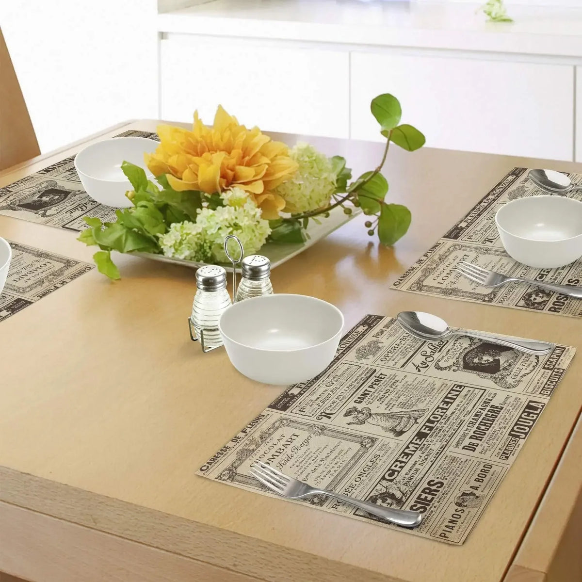 Configuration de 4 sets de table autour d'une table à manger décorée