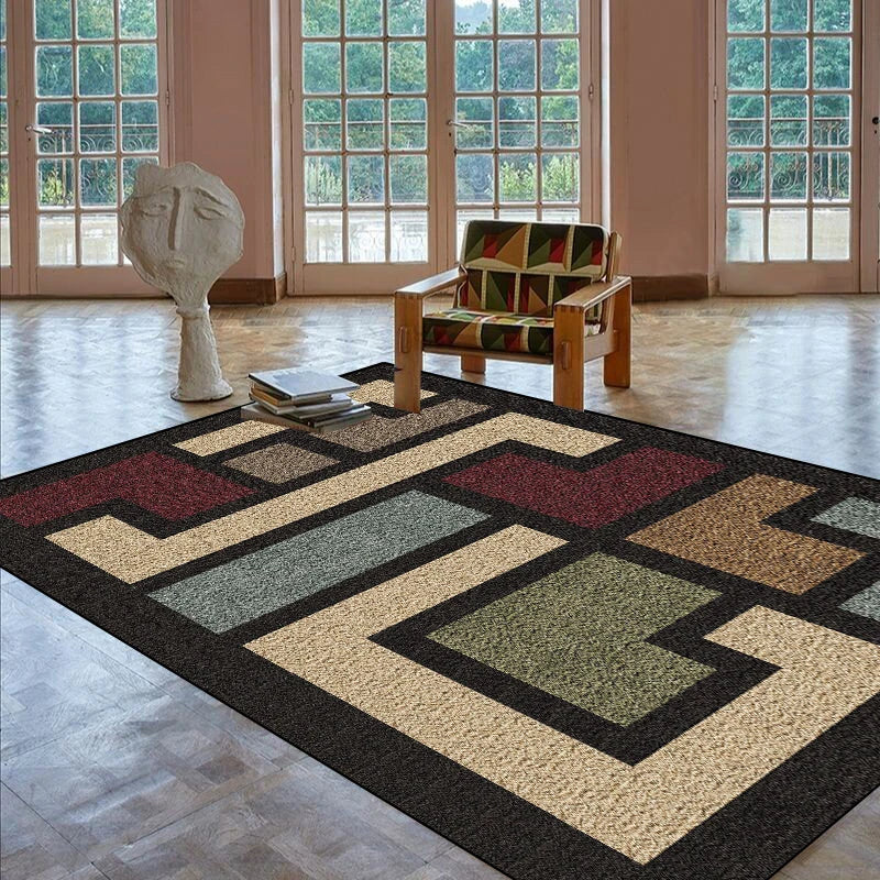 Un salon lumineux avec de grandes fenêtres donnant sur un paysage verdoyant, meublé d'un fauteuil en bois aux couleurs vives et d'une sculpture abstraite sur le sol recouvert d'un tapis géométrique.