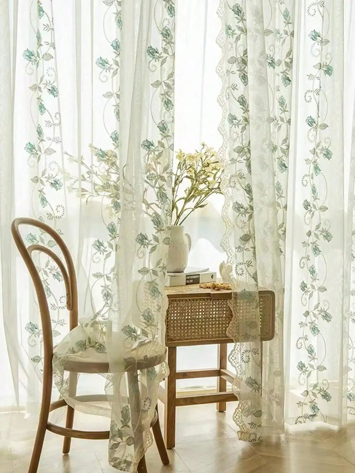 rideau transparent brodé motifs floraux bohème décoration intérieure fenêtre balcon salon
