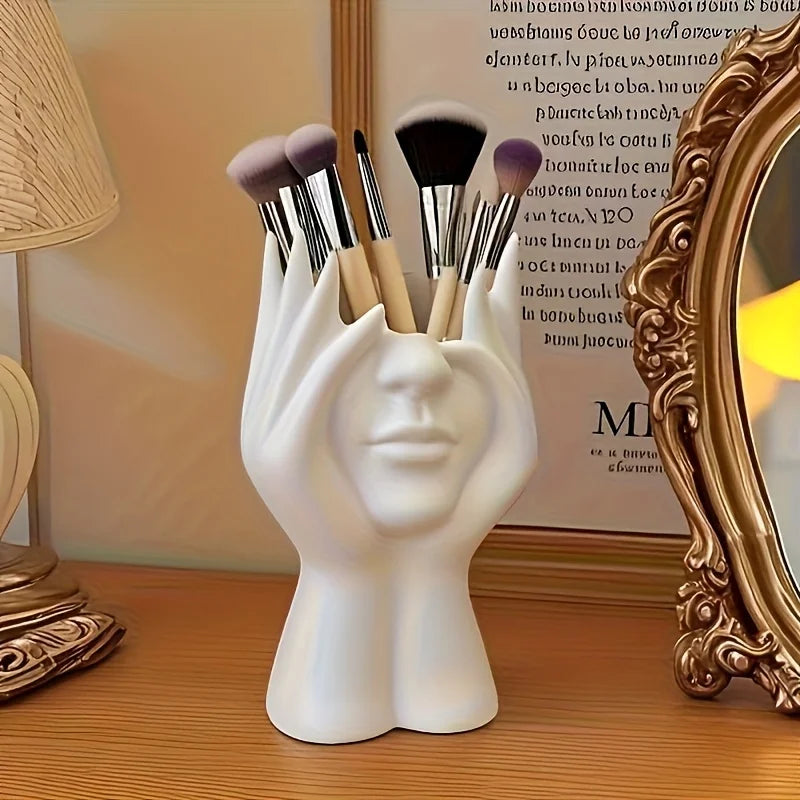 support pinceaux maquillage visage stylisé mains blanc moderne artistique arrangement beauté