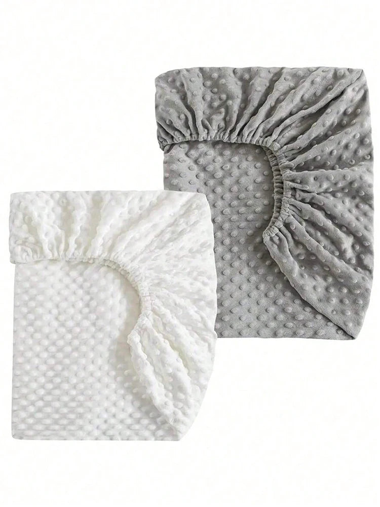 drap housse lit bébé gris blanc moderne perforations points élastiques doux