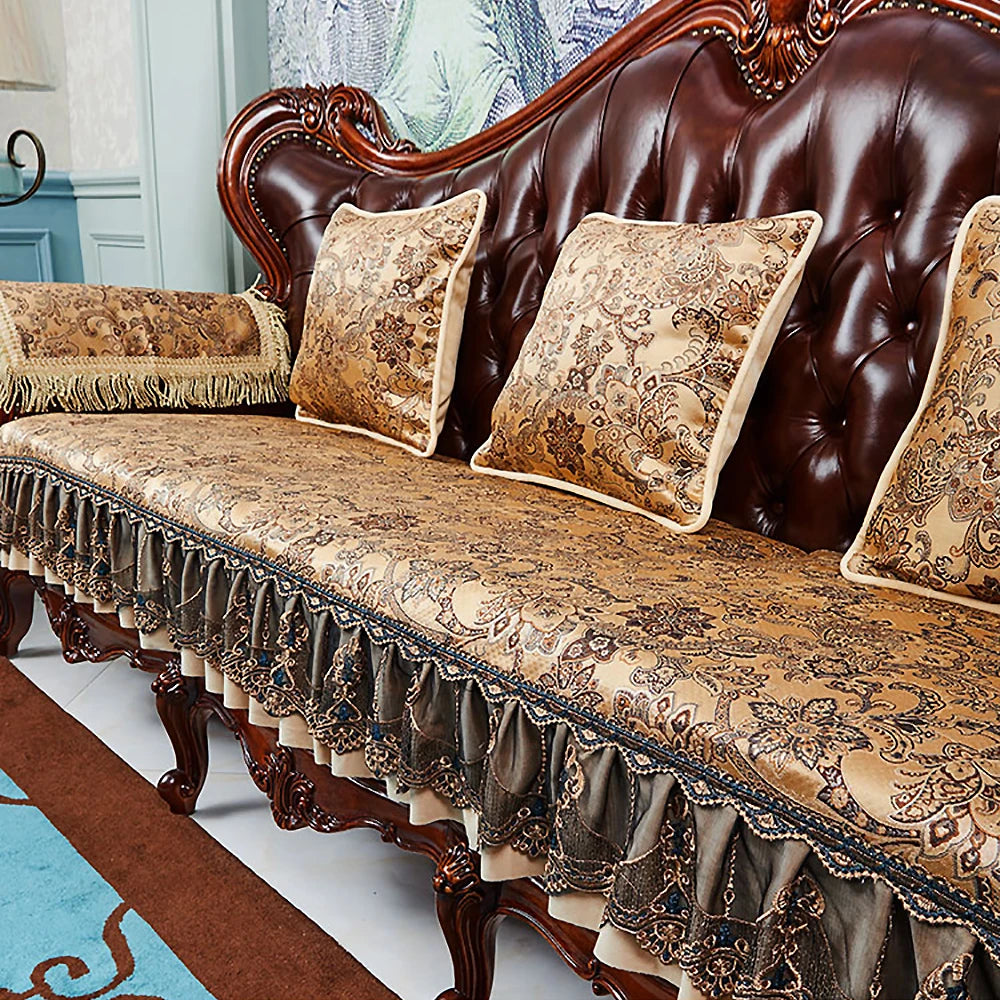 Canapé de style victorien avec des coussins beiges et marron décoratifs, orné de détails sculptés en bois foncé.