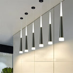 Suspension LED acrylique en couleur dorée dans un salon élégant