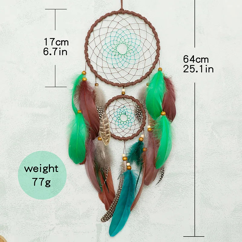 Un capteur de rêves décoratif avec des plumes vertes et brunes et des éléments de perles, mesurant 17 cm de diamètre et 64 cm de longueur, et pesant 77 grammes.