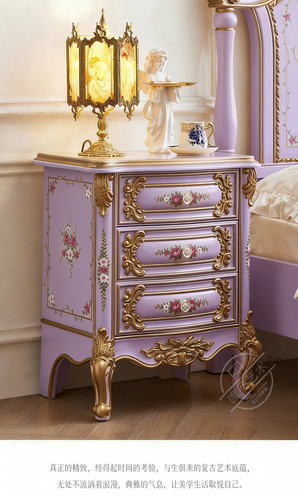 lit violet classique tête lit fleuri ornementation baroque doré chambre coucher moderne minimaliste
