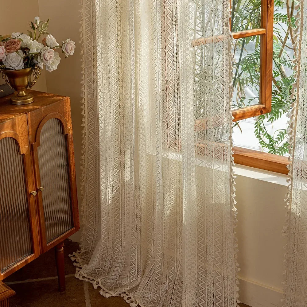 rideaux dentelle beige motifs géométriques bohèmes triangles fleurs vase vintage translucides franges chambre