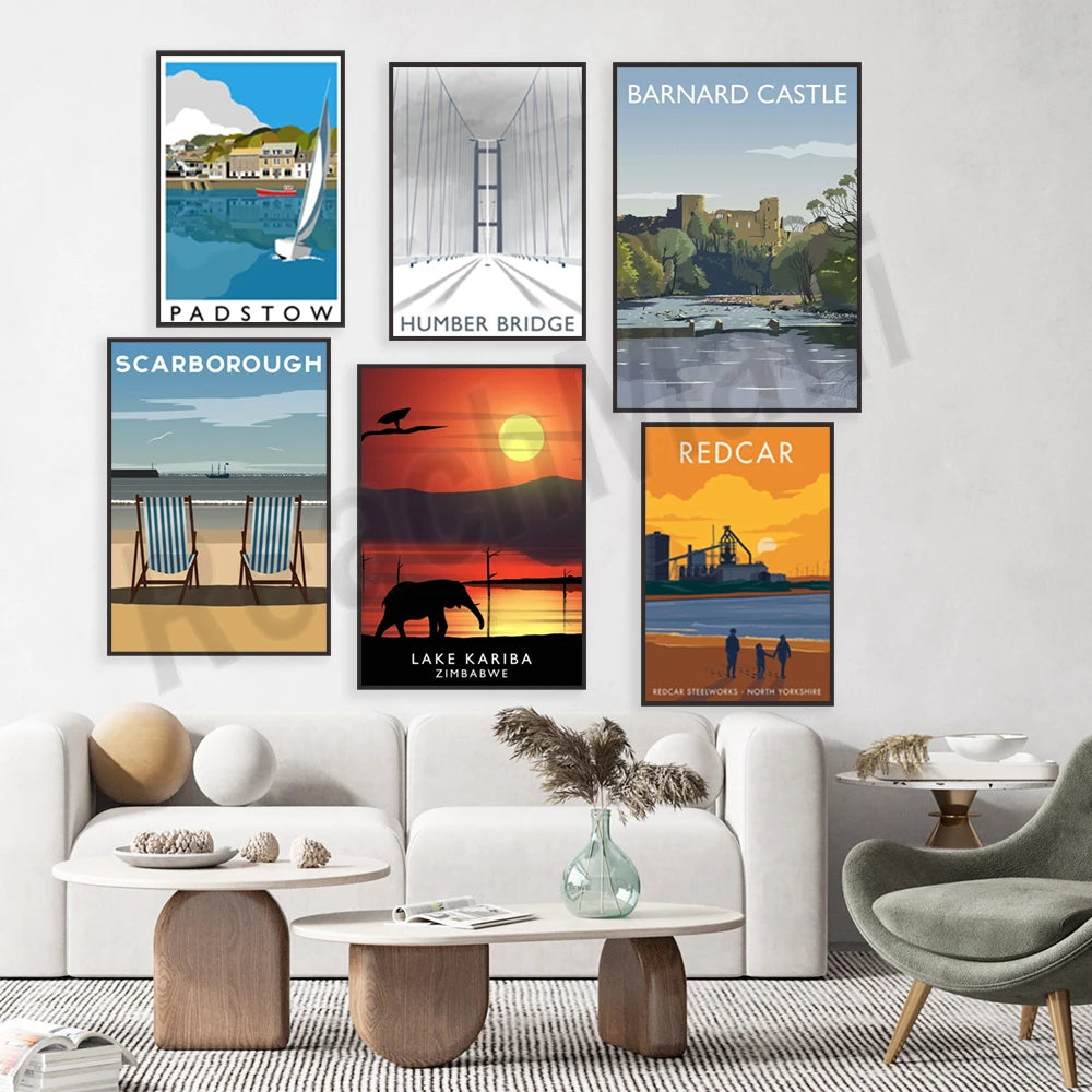 Collage de nombreuses affiches de voyage représentant différents lieux, notamment Padstow, le pont sur la Humber, le château de Barnard, Scarborough, le lac Kariba au Zimbabwe et la ville de Redcar en Angleterre.