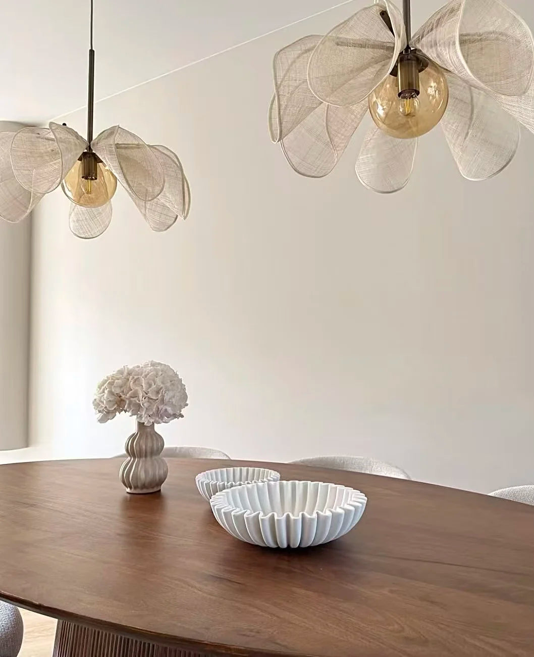 suspension lumineuse tissu beige feuilles moderne ampoule chaîne métallique chambre salon lumière naturelle