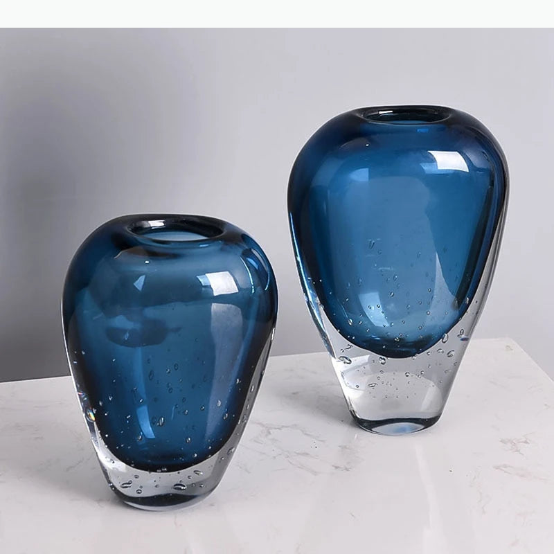vase moderne transparent bleu foncé bulles fleurs artificielles feuilles bougie minimaliste