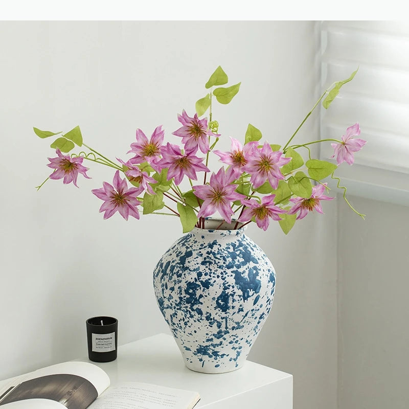 vase moderne blanc bleu rayures taches fleurs artificielles décoration intérieure unique table arrangement floral