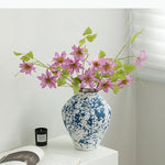 vase moderne blanc bleu rayures taches fleurs artificielles décoration intérieure unique table arrangement floral