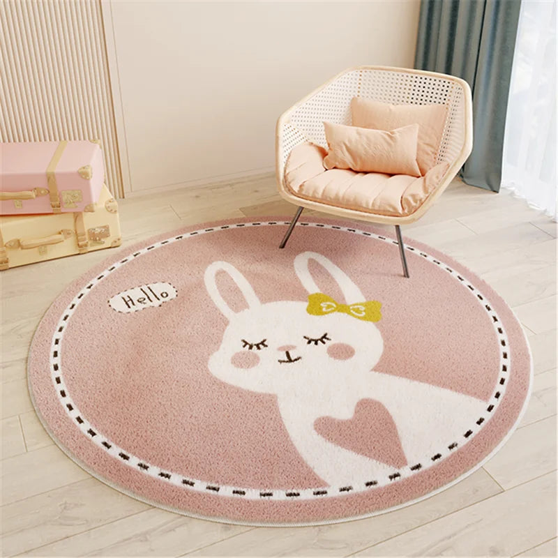 Un tapis rond rose tendre décoré d'un mignon lapin blanc aux yeux fermés et un ruban jaune, offrant une ambiance douce et chaleureuse dans une pièce avec des meubles confortables.