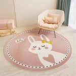 Un tapis rond rose tendre décoré d'un mignon lapin blanc aux yeux fermés et un ruban jaune, offrant une ambiance douce et chaleureuse dans une pièce avec des meubles confortables.