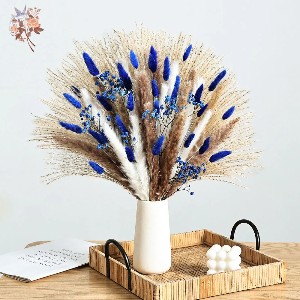 bouquet artificiel plumes fleurs bleues beige dried flowers decoration maison plateau osier vase blanc
