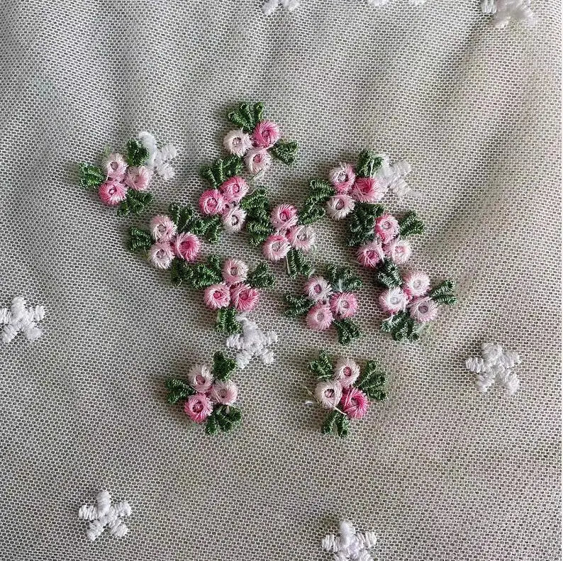 broderies dentelle fleurs simples vert rose blanc traditionnelles couture femmes