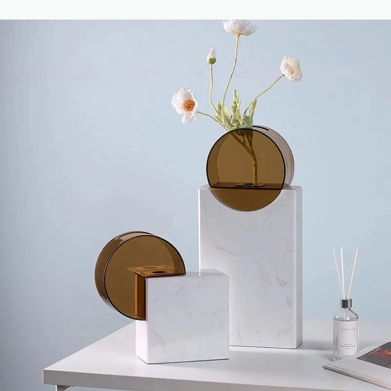 vase moderne marbre blanc veiné vase ambré translucide décoration table géométrique arrangement floral