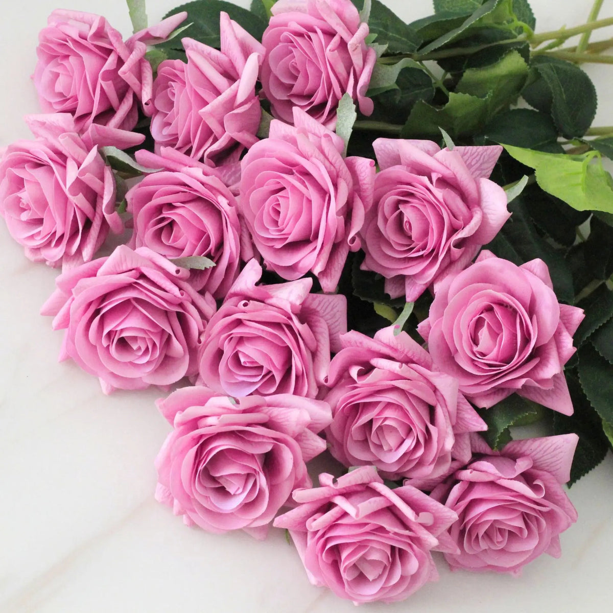 bouquet roses artificielles mariage anniversaire décoration intérieure plateau doré vase transparent feuilles vertes classique