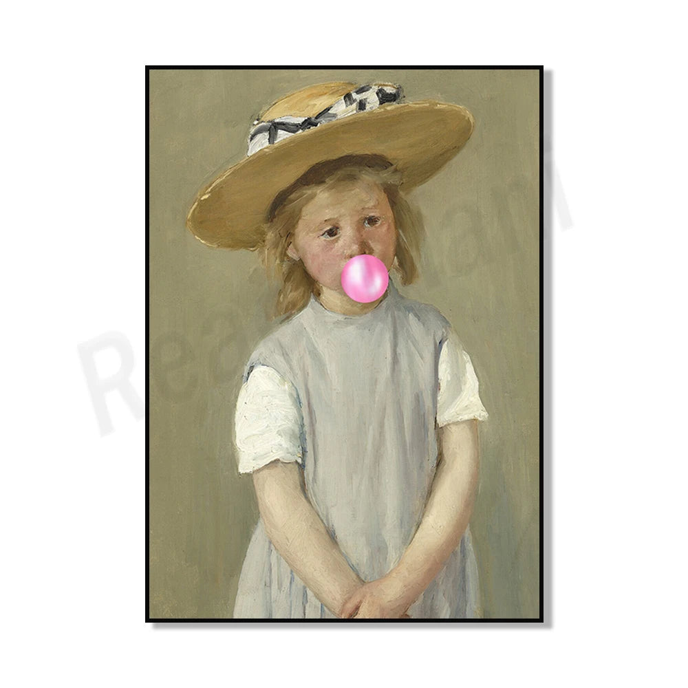 Une jeune fille avec un chapeau de paille et un chewing-gum rose sur le visage.