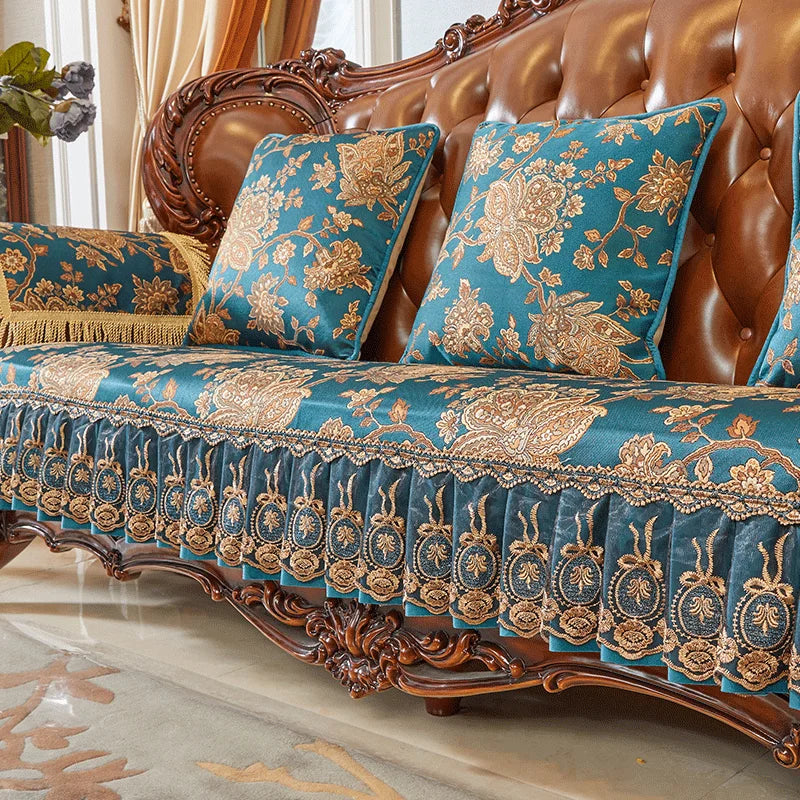 Le canapé en bois sculpté, recouvert d'un tissu fleuri bleu et doré, est un élément décoratif élégant et luxueux qui ajoute de la richesse et de la sophistication à cette pièce.