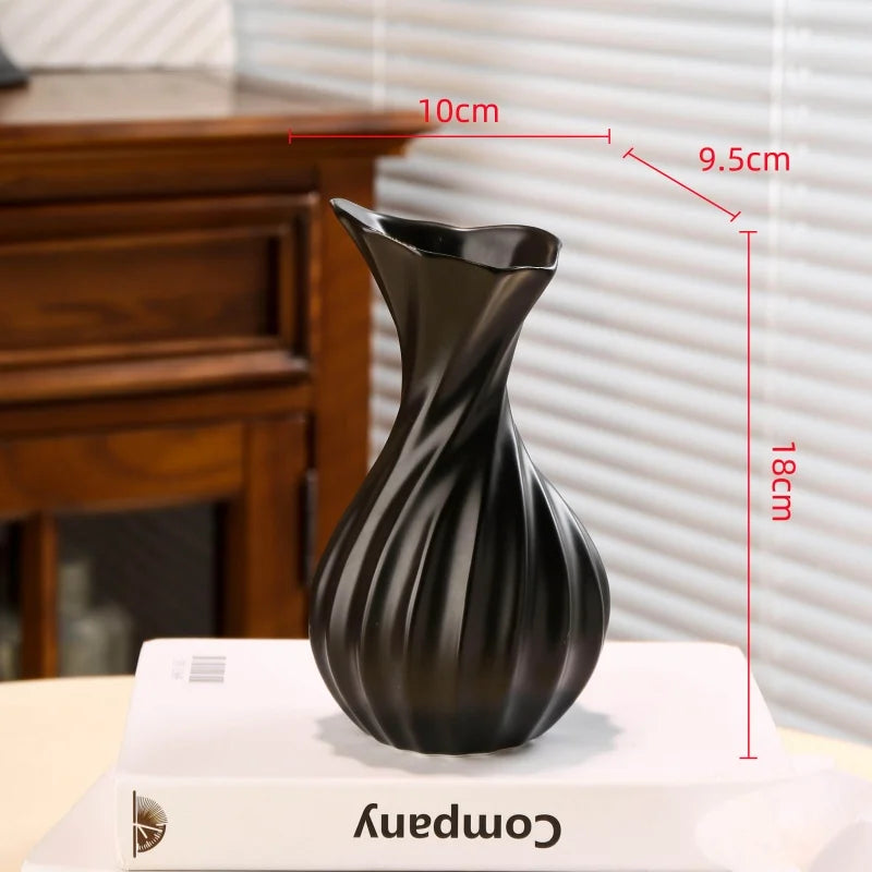 vase porcelaine blanc noir moderne sculptural abstrait plis irréguliers strié fleurs