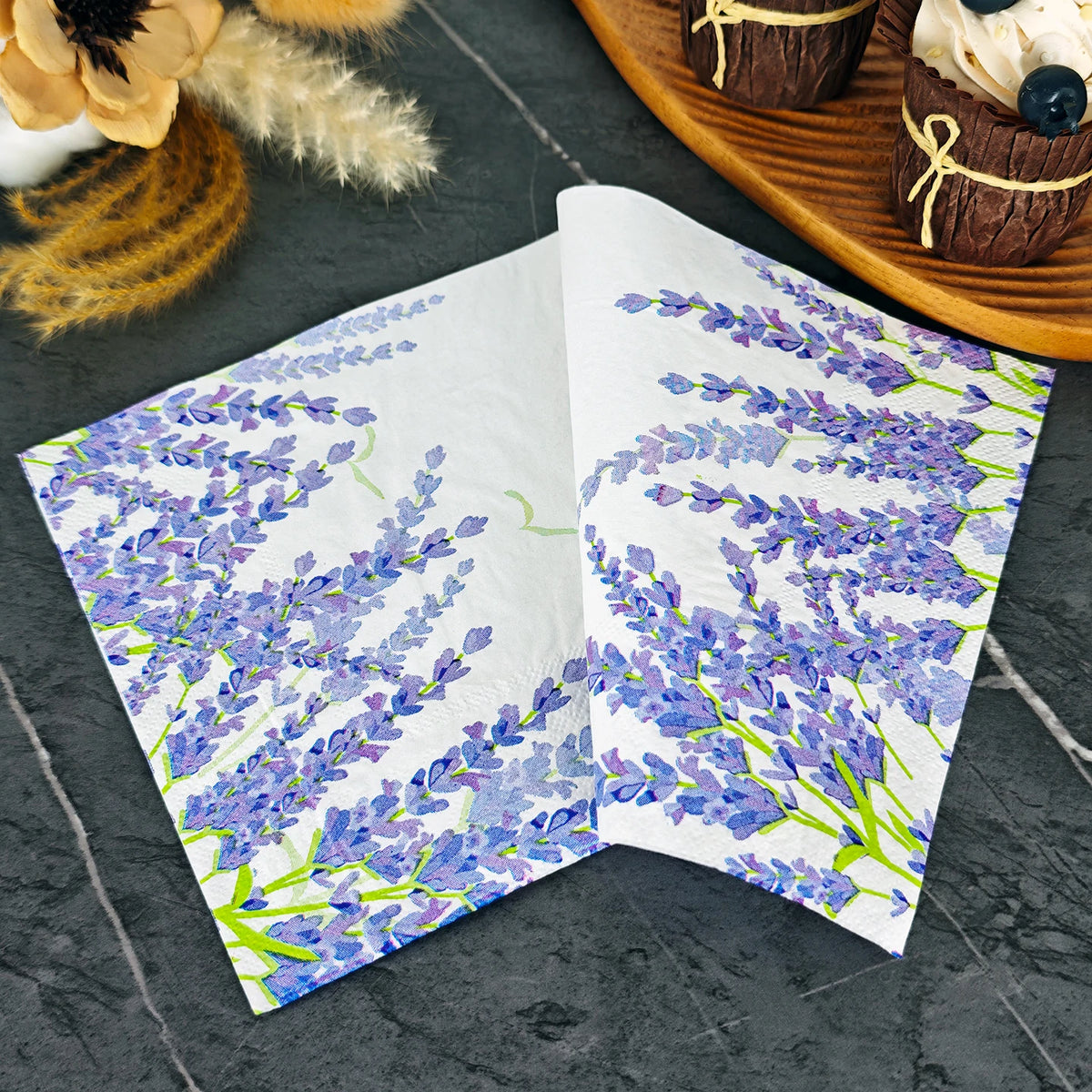 serviettes papier violet lavande motifs texturés cupcakes fleurs séchées décoration champêtre table festive