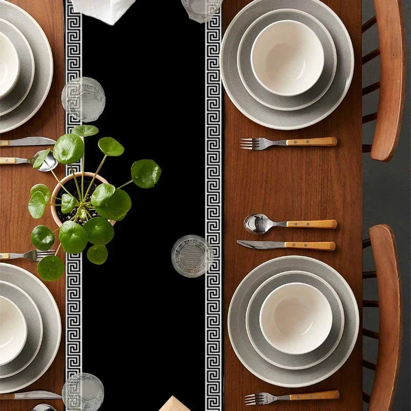 chimene table lin motif grec noir blanc decoratif classique assiettes couverts verres
