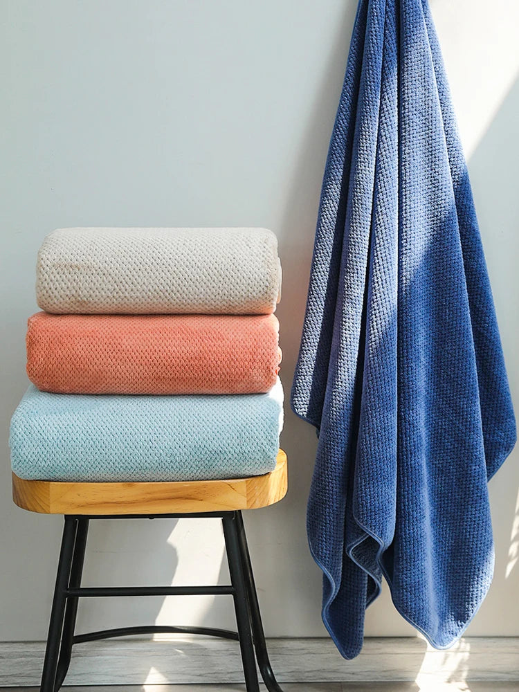 serviette bain absorbante bleu marine texture points moderne 80x150cm lavable machine