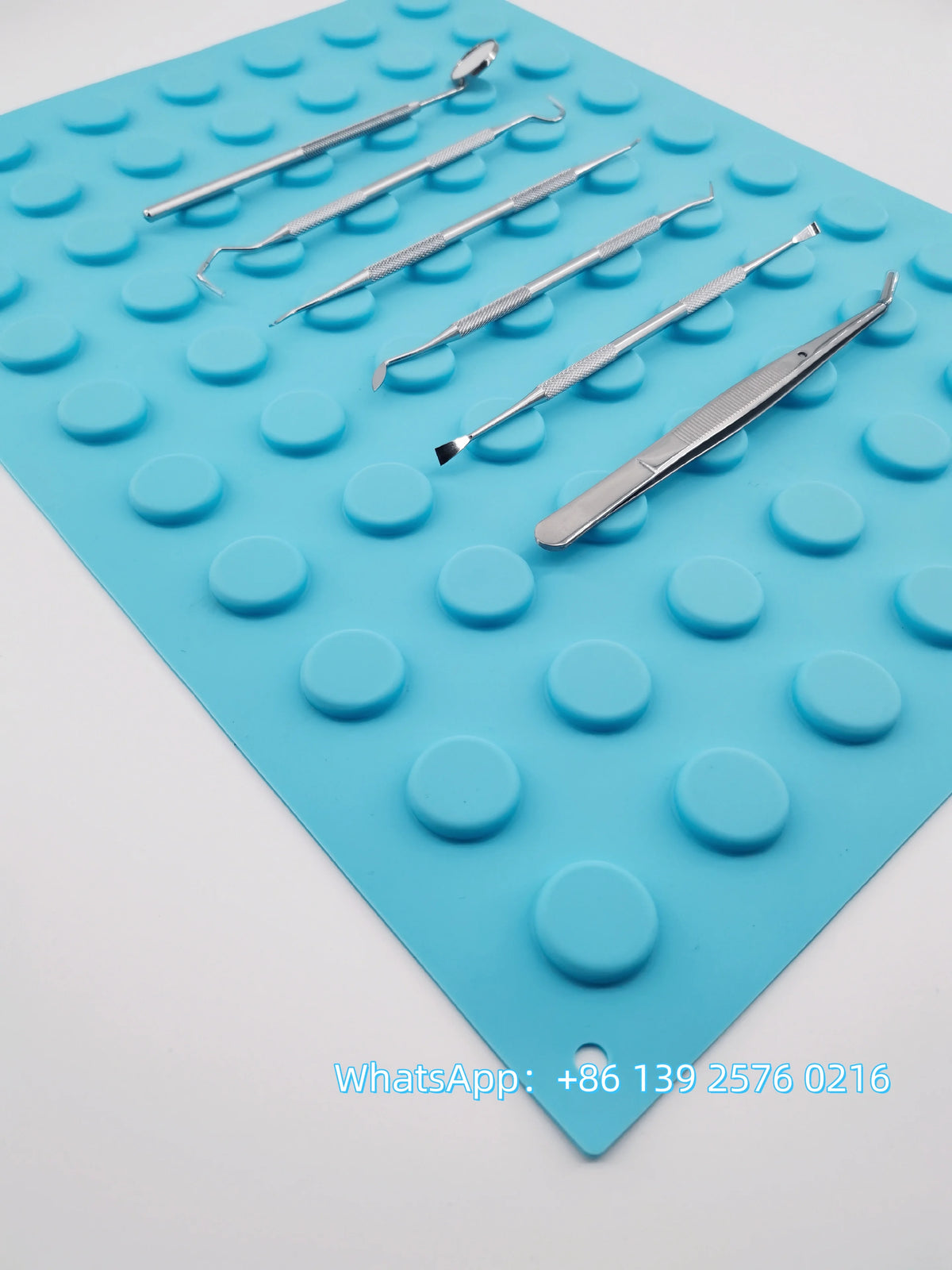 plateau instruments dentaires bleu turquoise texturé cercles relief opaques professionnel