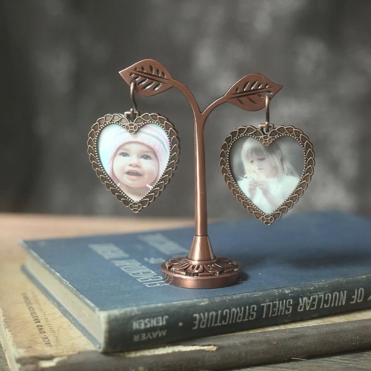 cadre photo pied bronze argenté vintage décor floral complexe métal ornementé