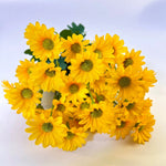 bouquets fleurs artificielles multiples pétales centre jaune vases noirs intérieur décoration mariage fêtes orangées