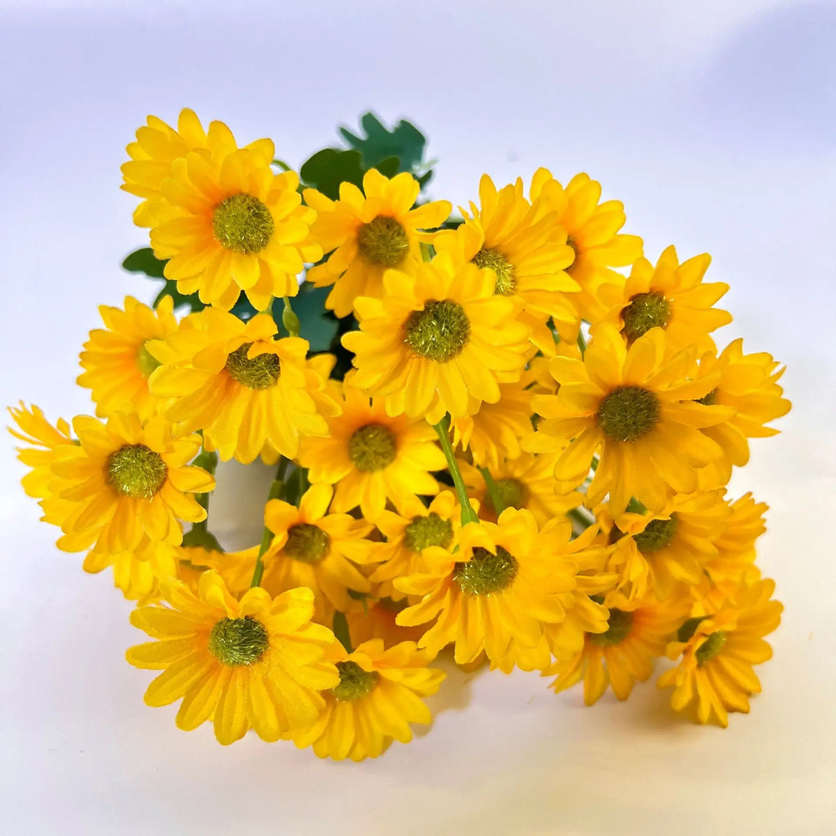 bouquets fleurs artificielles multiples pétales centre jaune vases noirs intérieur décoration mariage fêtes orangées