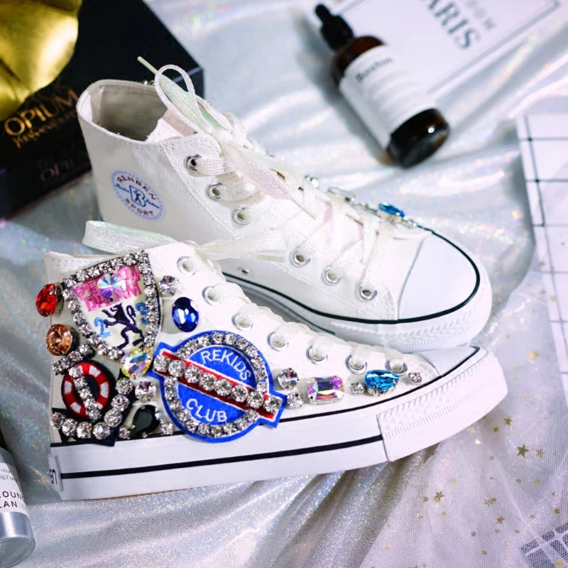 chaussures sport femme toile blanches broderies strass badges printemps automne décontractées lacets PVC