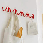 porte sacs mural rouge spirale moderne fixations vis sacs accessoires robuste métal