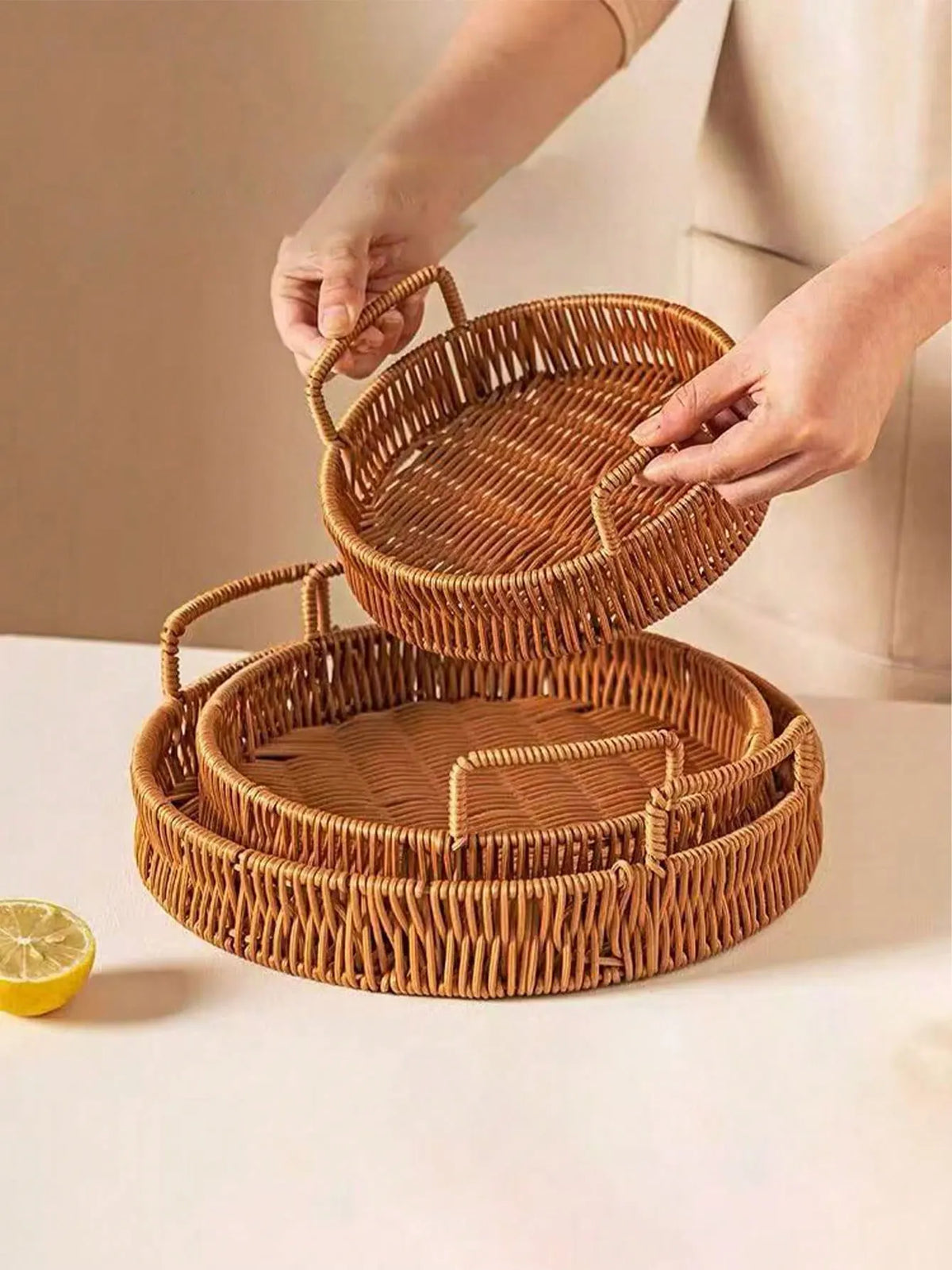 panier rotin marron tissage traditionnel rustique poignées vintage doily blanc snacks
