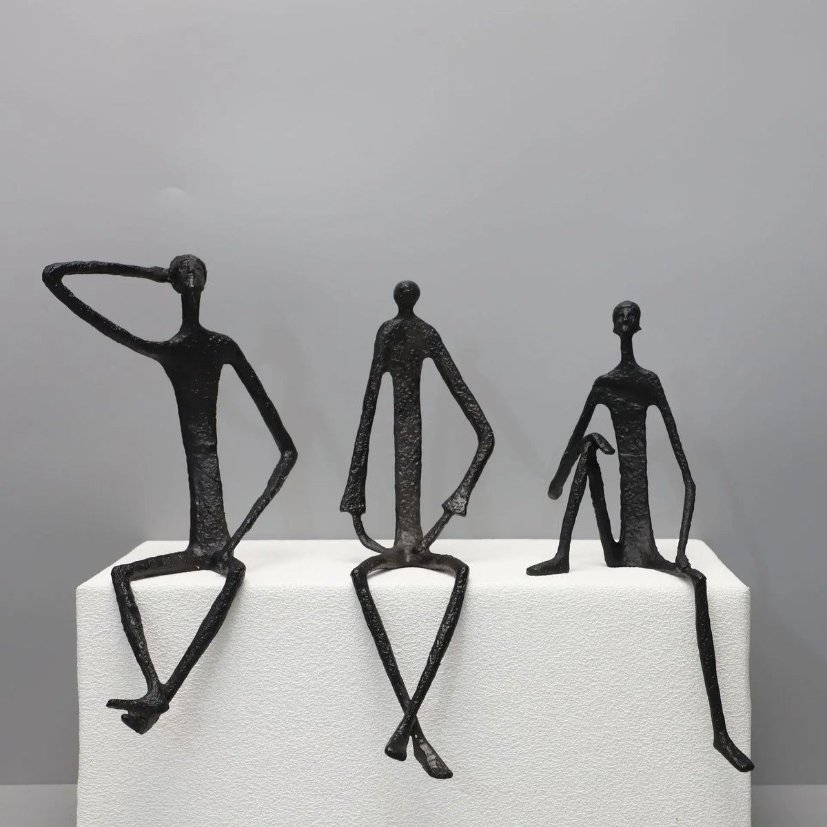 figurines métal abstraction personnage assis noir texturé minimaliste étagère décoration