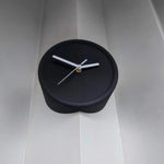horloge murale rouge moderne aiguille quartz résine fixée sans perforations silencieuseDecorationMurale