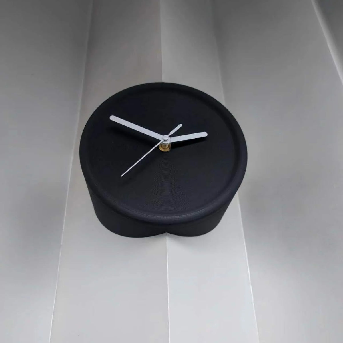 horloge murale rouge moderne aiguille quartz résine fixée sans perforations silencieuseDecorationMurale