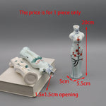 Vase en porcelaine blanche décoré de fleurs et de branches avec de petites fleurs rouges, mesurant 20 cm de haut et 5,5 cm de diamètre avec une ouverture de 1,5 x 1,5 cm.