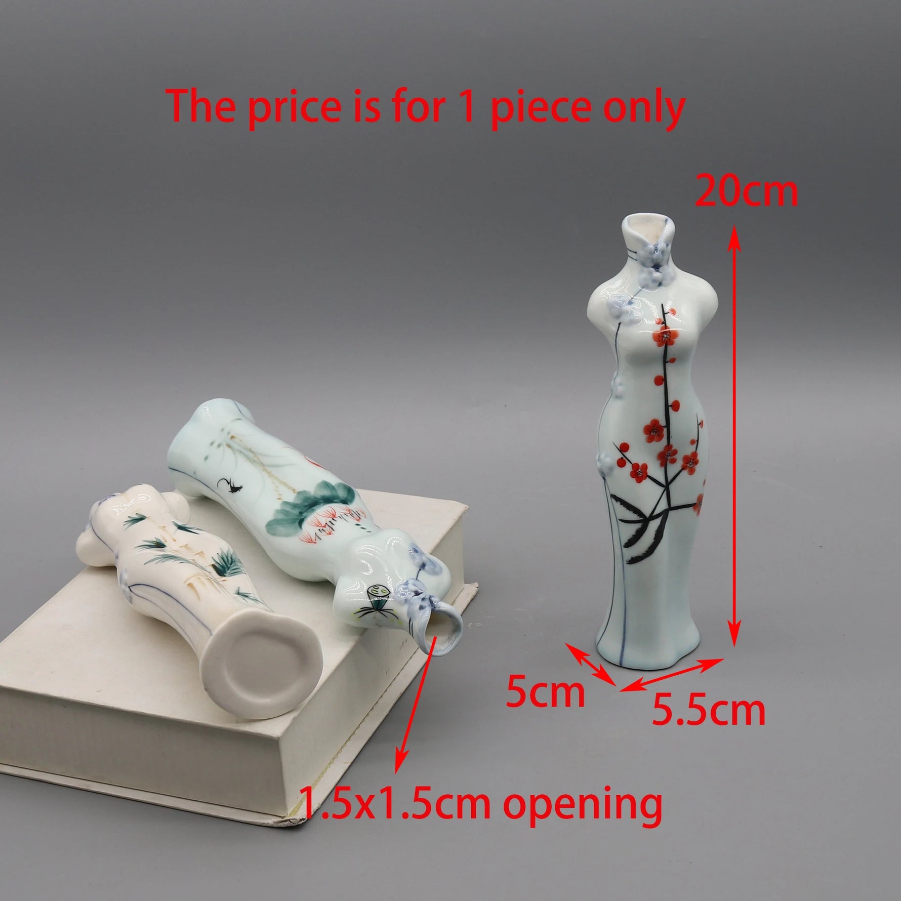 Vase en porcelaine blanche décoré de fleurs et de branches avec de petites fleurs rouges, mesurant 20 cm de haut et 5,5 cm de diamètre avec une ouverture de 1,5 x 1,5 cm.