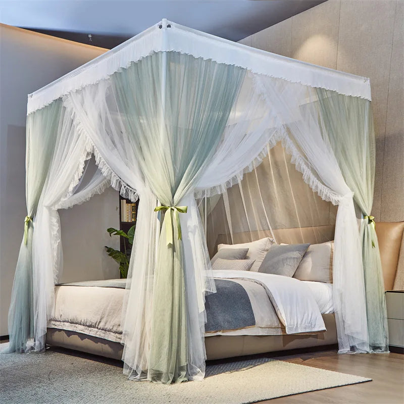 Un lit exotique et romantique avec un baldaquin blanc et vert parsemé de rideaux légers, offrant une ambiance luxueuse et apaisante dans cette chambre moderne.